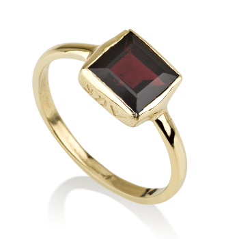 טבעת זהב ״שמע ישראל״ מזהב 14 קארט משובץ אבן גרנט