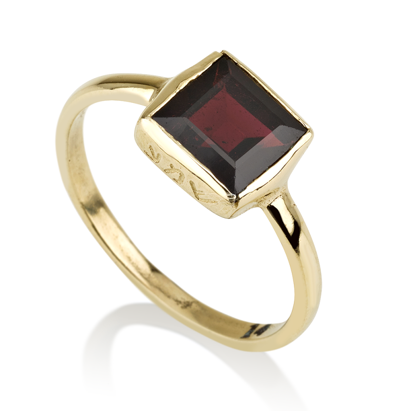 טבעת זהב ״שמע ישראל״ מזהב 14 קארט משובץ אבן גרנט טבעת זהב ״שמע ישראל״ מזהב 14 קארט משובץ אבן גרנט