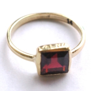 טבעת זהב ״שמע ישראל״ מזהב 14 קארט משובץ אבן גרנט