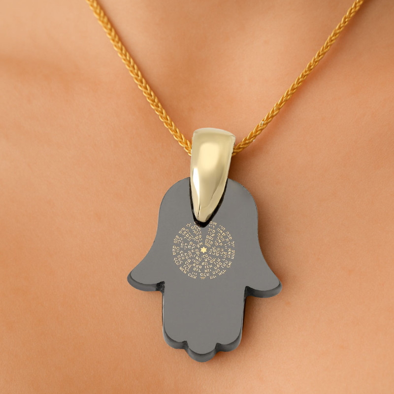 תליון אוניקס בצורת חמסה עם הטבע בזהב 72 שמות הבורא